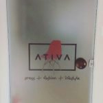 Adesivo Jateado colado na porta