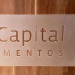 Adesivo Jareado colado na porta